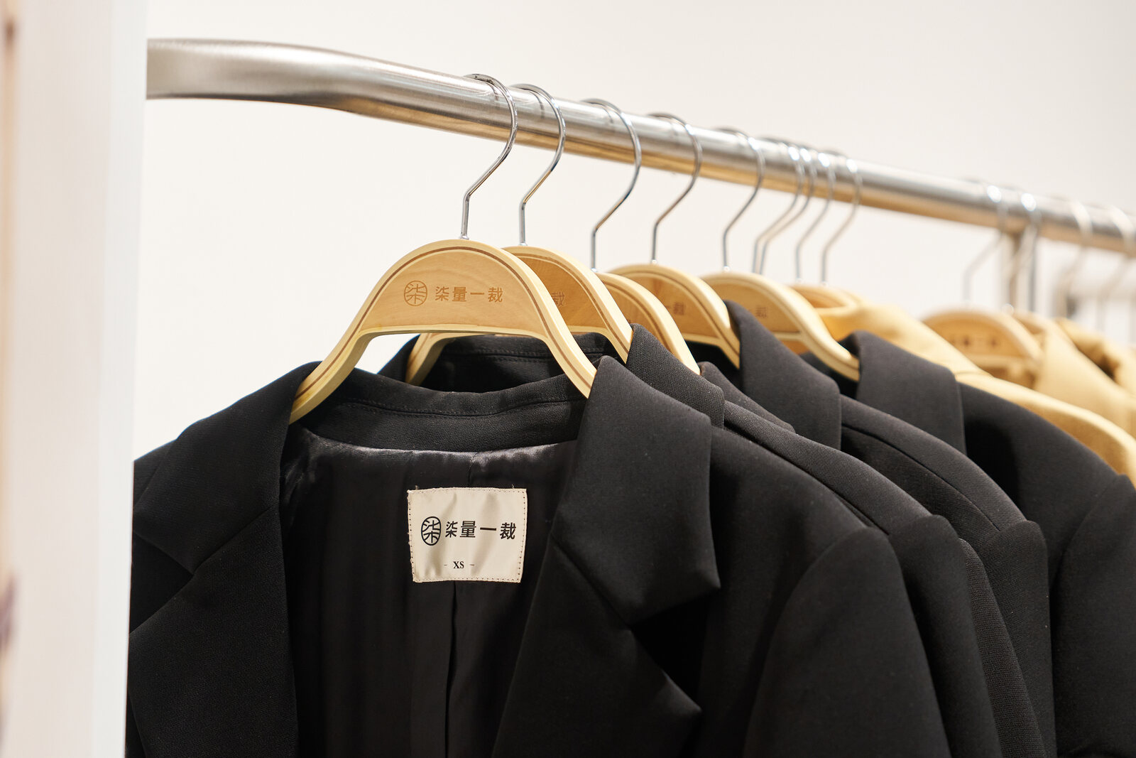 带有柒量一裁品牌标识的衣架和服装标签